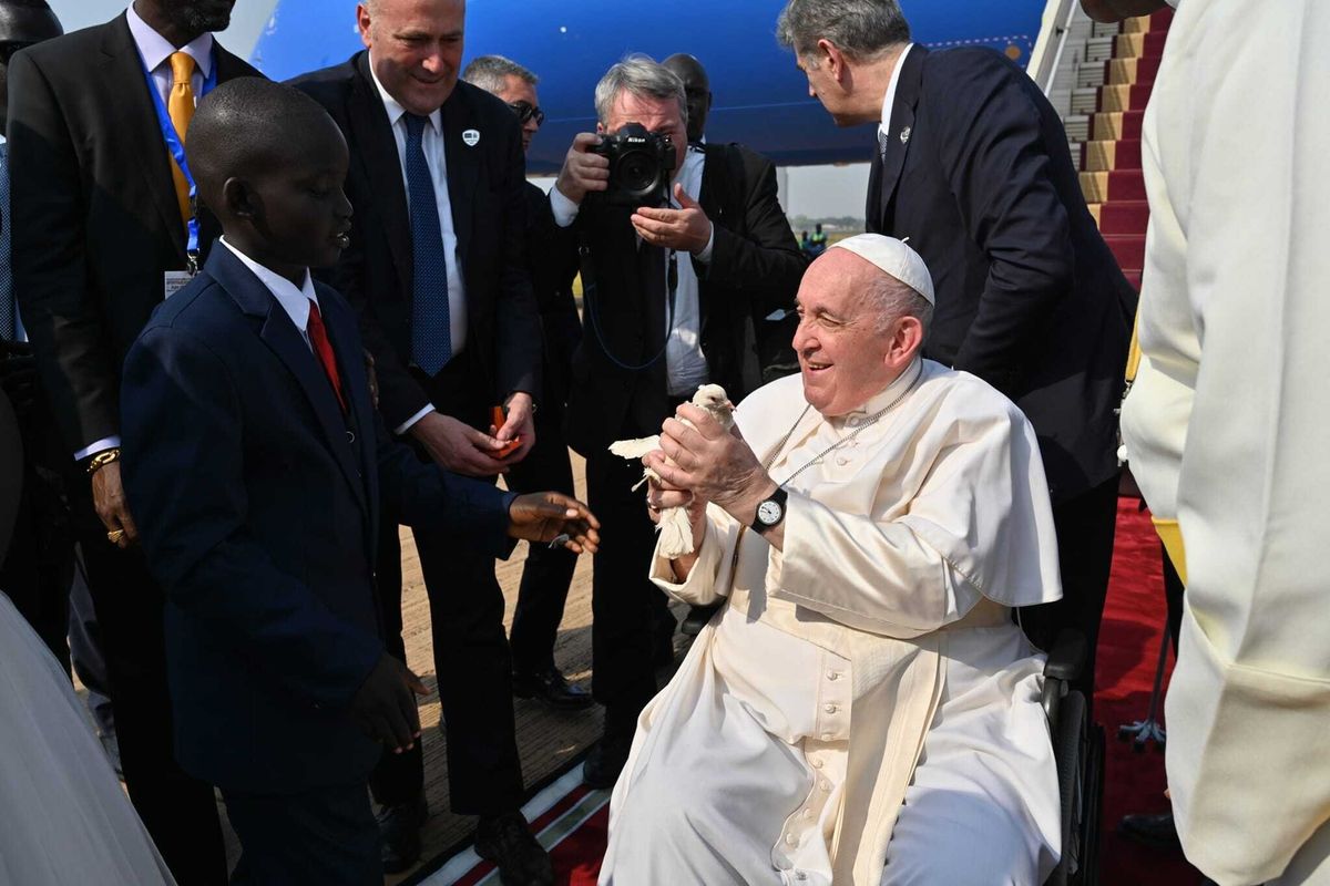 Il Papa umilia gli africani: «Ho dato la dispensa perché per loro i gay sono brutti»