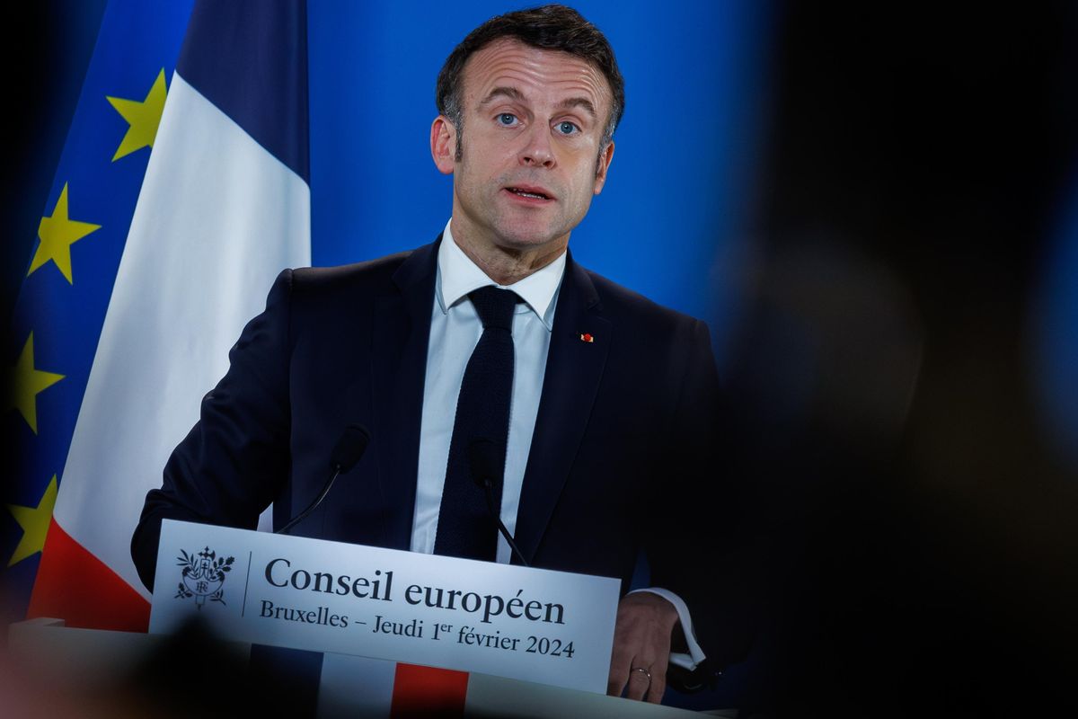 Macron fa un dispetto alla Meloni e prepara le nozze Stellantis-Renault