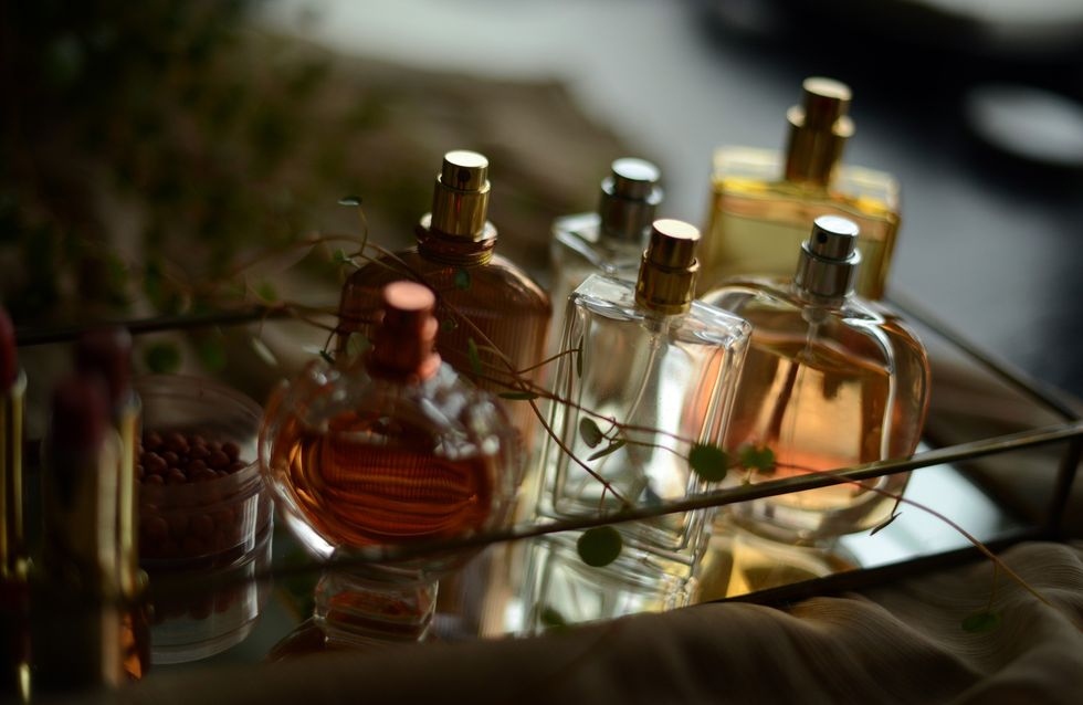 Portrait-of-assorted-fragrances-on-a-mirror-tray
