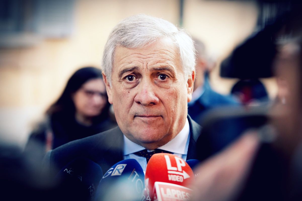 Tajani riprova a mediare: «La Salis chieda i domiciliari». Ma gli avvocati cincischiano
