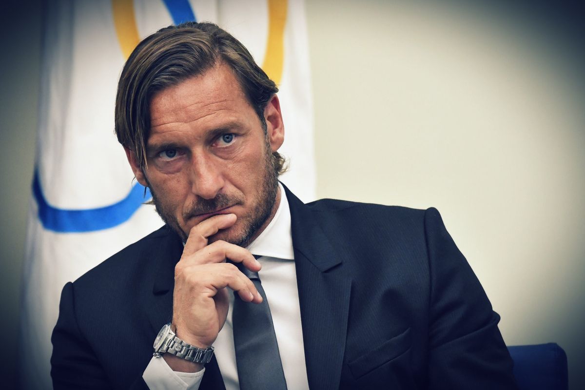 Le carte di Ilary: «Totti nasconde i soldi e li sperpera al gioco»