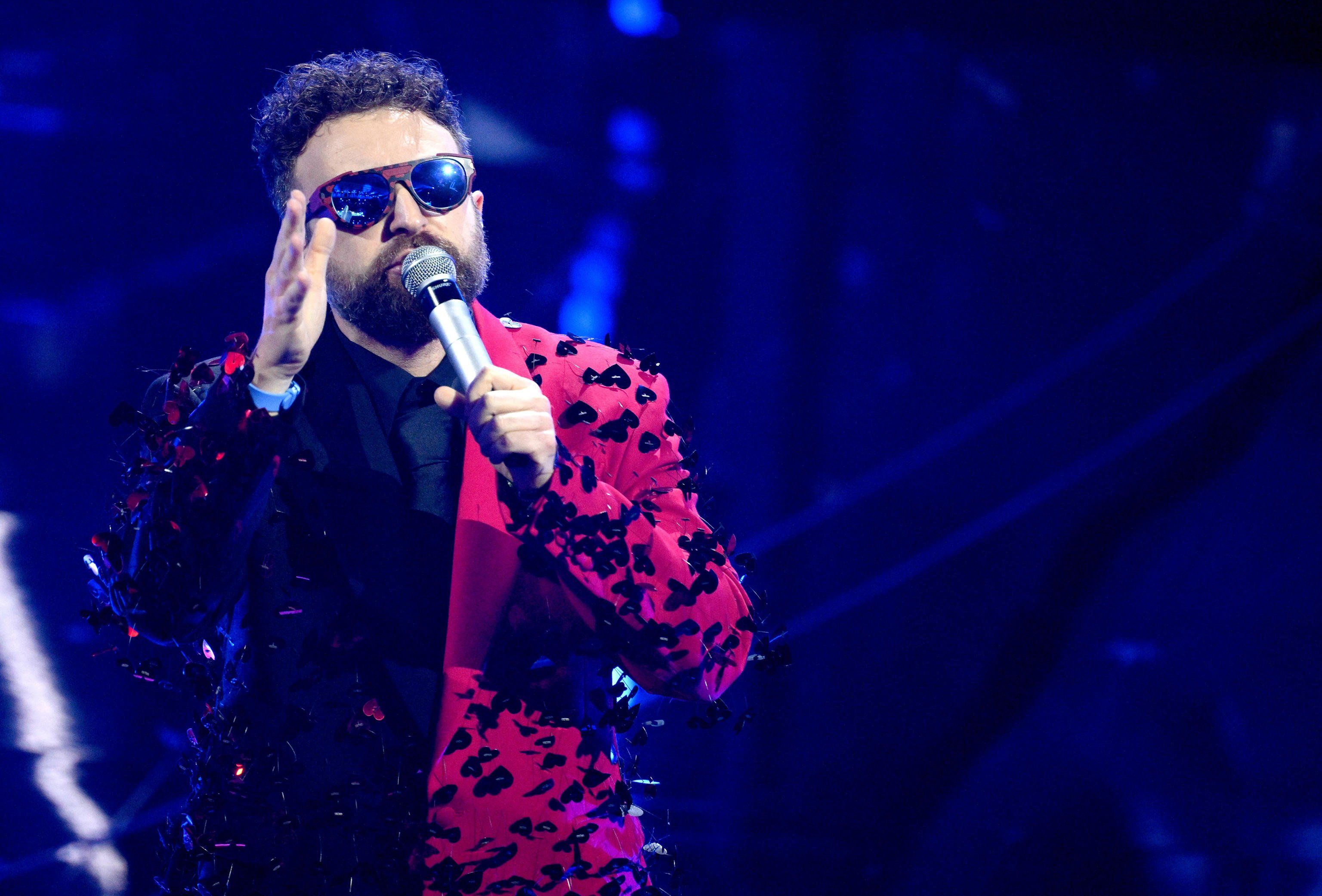 I cantanti predicano su barconi e Gaza, ma per il Pd è regime