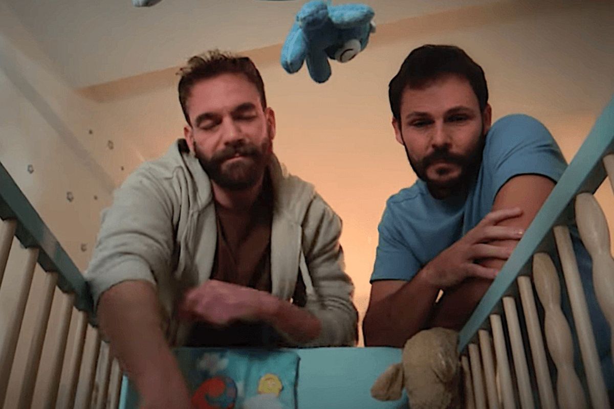 Una culla, due papà e nessuna madre. Su RaiPlay lo spot alla «famiglia» Lgbt