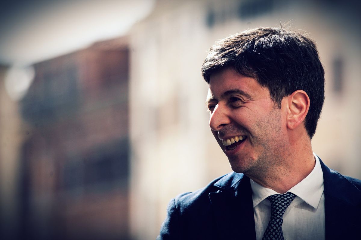 In sedia a rotelle per i vaccini. Speranza gli dà dell’assassino