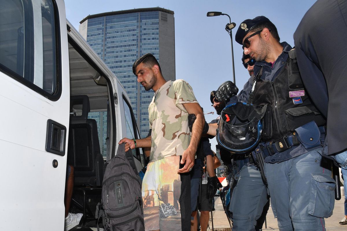 Stiamo importando nella nostra Italia un’armata di islamici che ci odia a morte