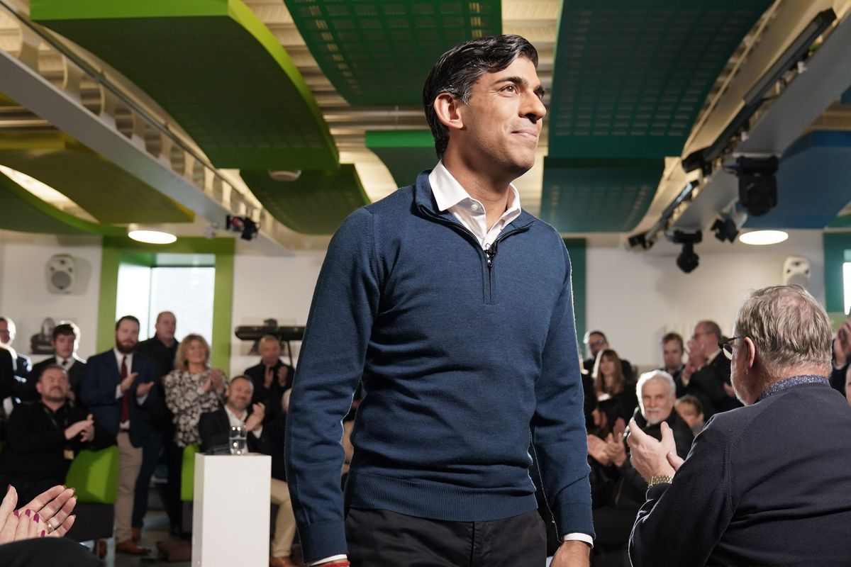 Sunak tace e ascolta le vittime dei sieri. Qui Speranza insulta