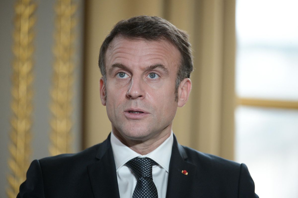 Macron vuole in cella chi ostacola i vaccini