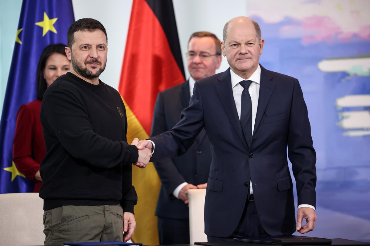 Zelensky crolla nei sondaggi interni e cerca riparo sotto lo scudo tedesco