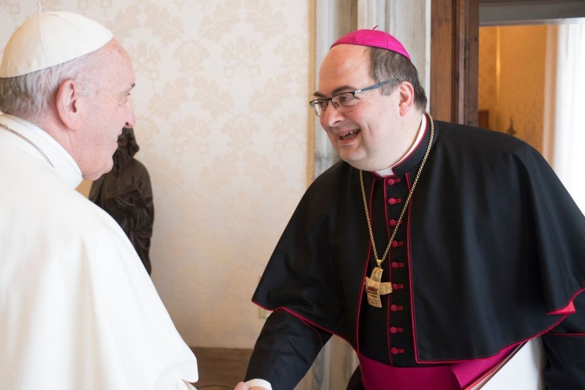 La lezione di laicità del vescovo: «Fuori dalle chiese chi è in politica»