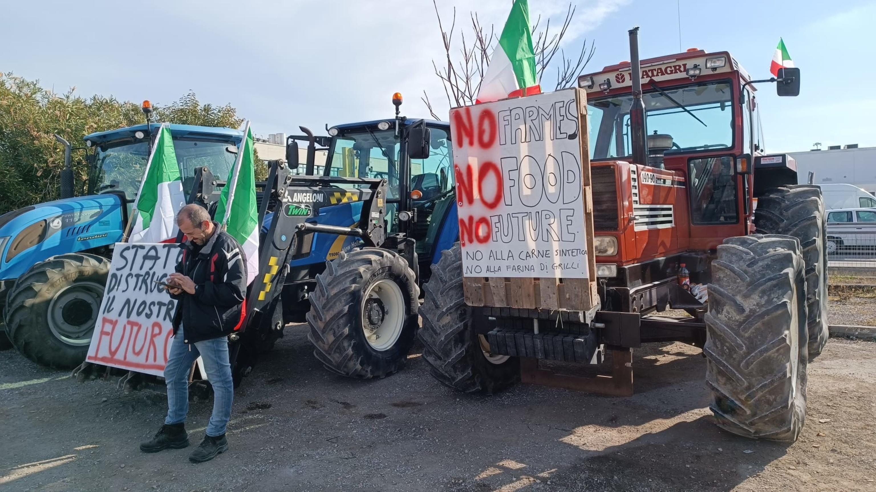 La sinistra disprezza i contadini però prova a salire sui trattori