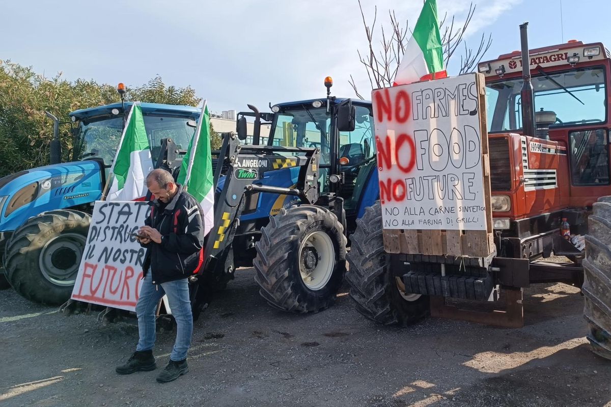 La sinistra disprezza i contadini però prova a salire sui trattori