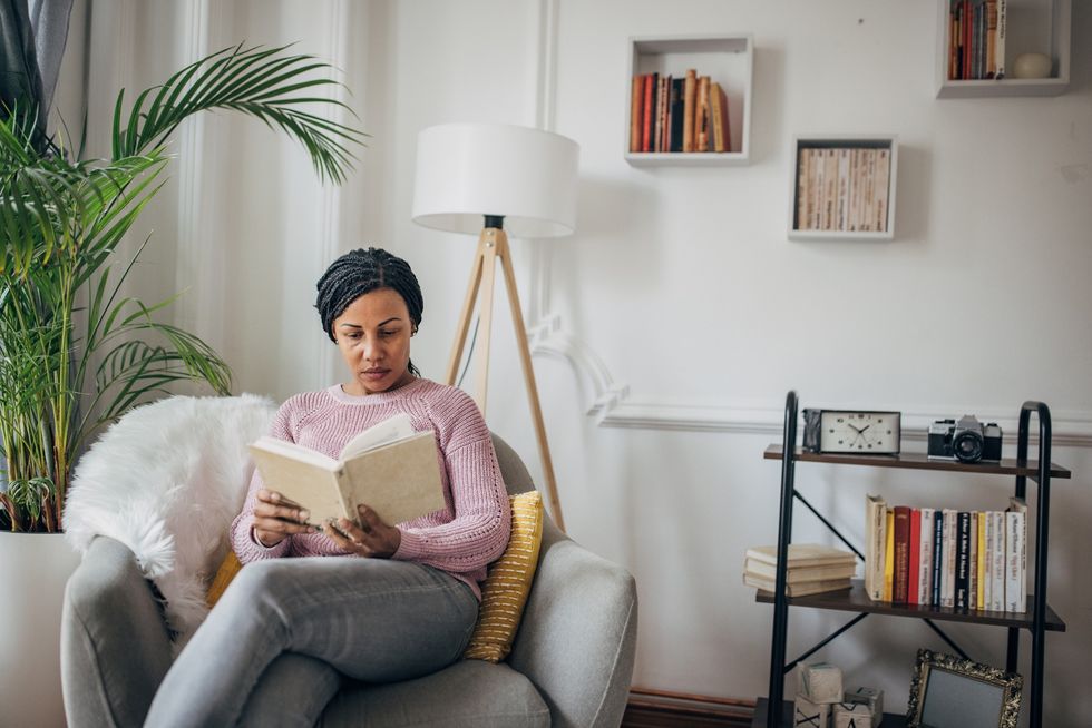Woman-in-deep-concentration-reading-a-book