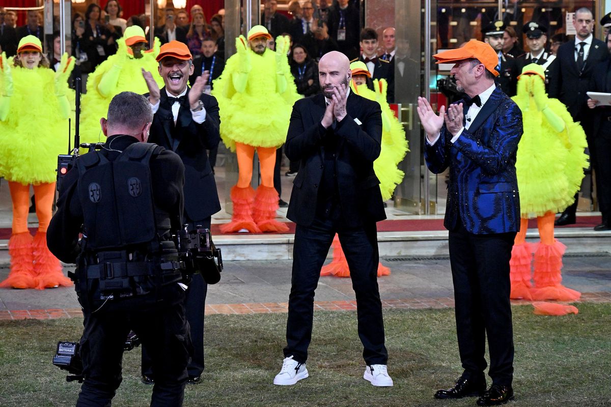 Travolta a Sanremo balla il Qua qua. La Rai ci rifila l’umiliazione fatta tv
