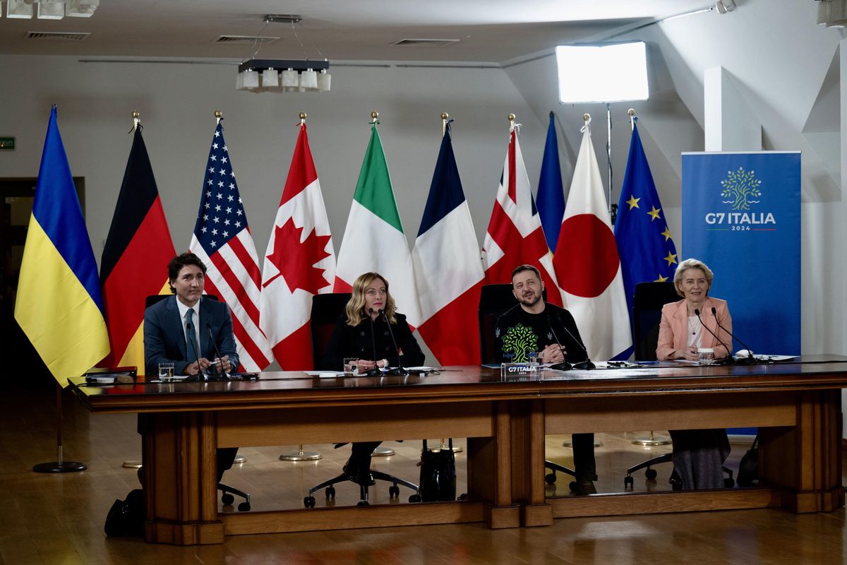 La Meloni «conquista» il G7. I contadini bloccano Macron