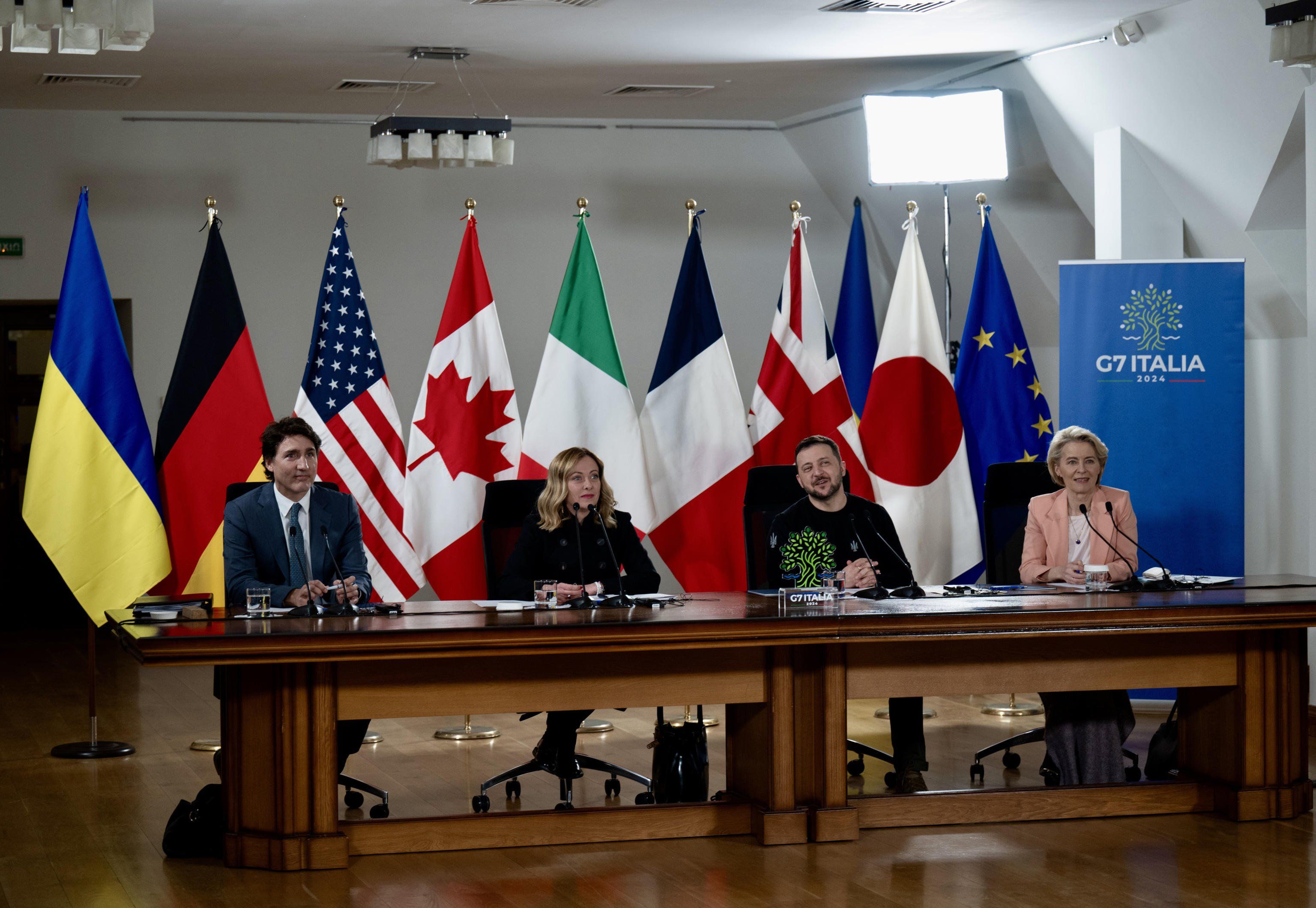 La Meloni «conquista» il G7. I contadini bloccano Macron