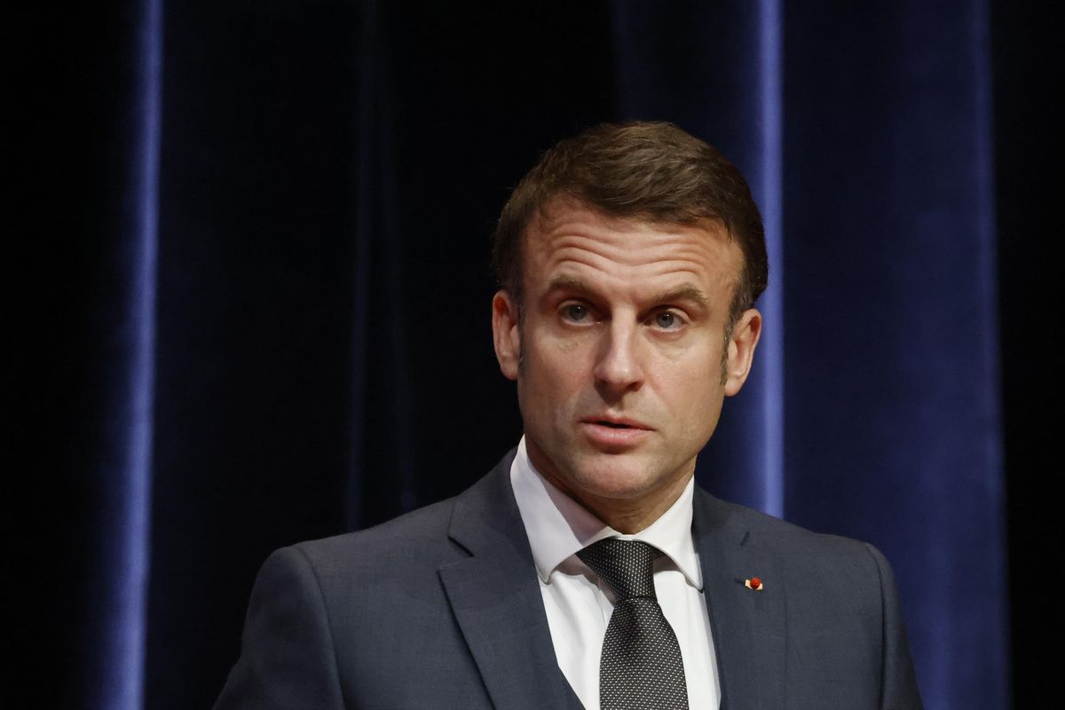 Macron rimane a casa per i trattori ma finisce incornato dalla protesta
