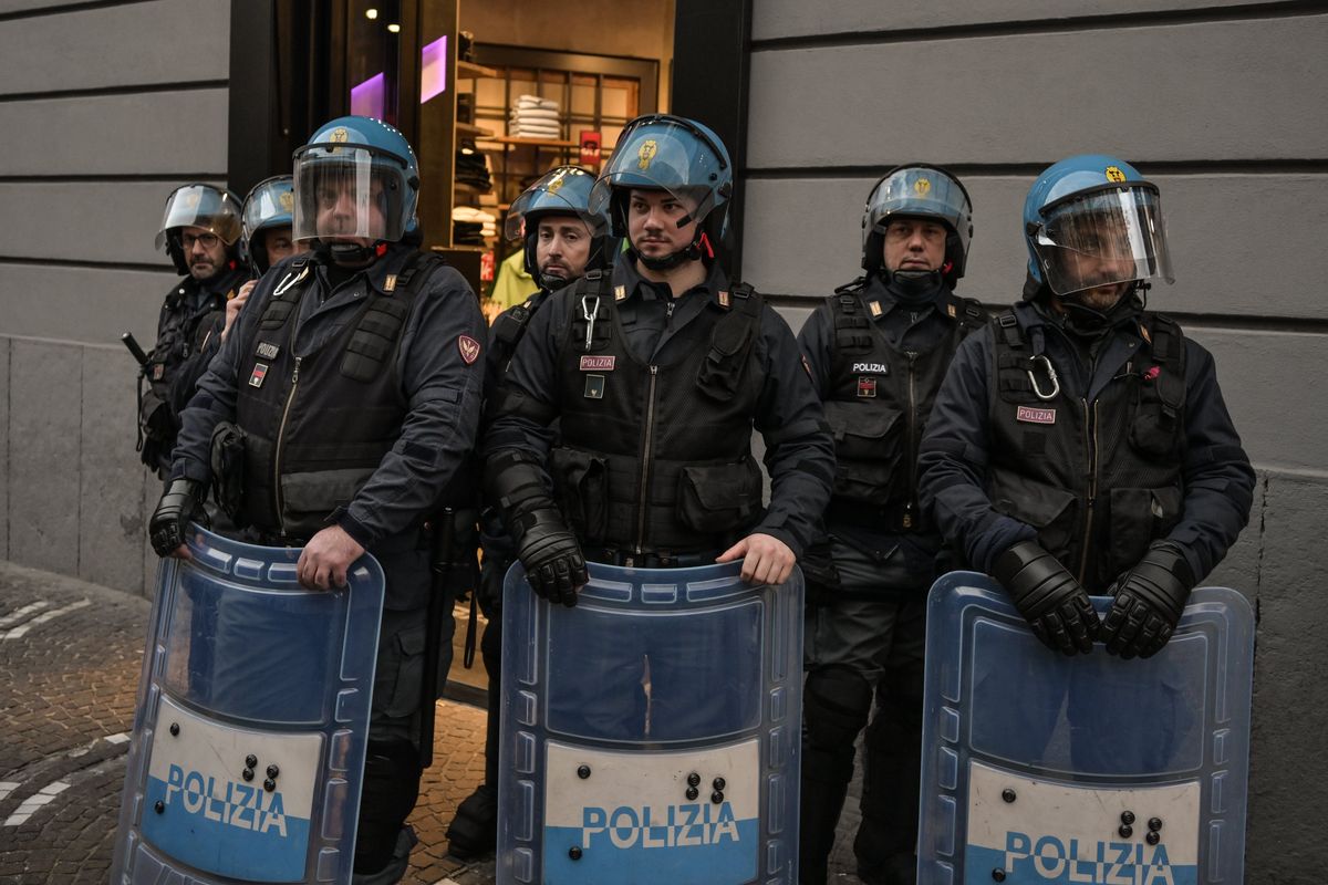 Mattarella se la prende con i manganelli. Ma usati contro i no vax piacevano a tutti