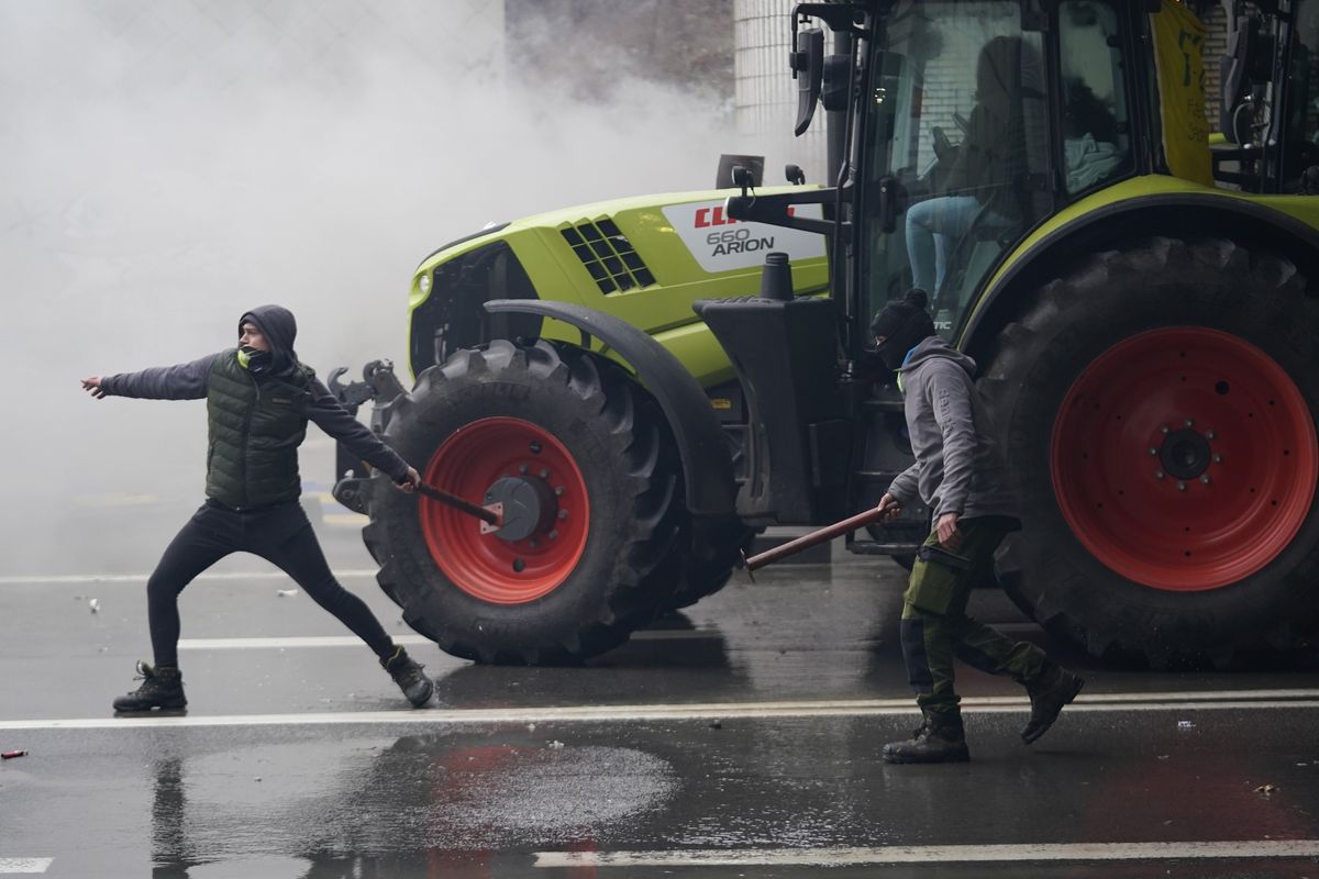 Bruxelles si arrende ai trattori: retro su agricoltura e legge Natura