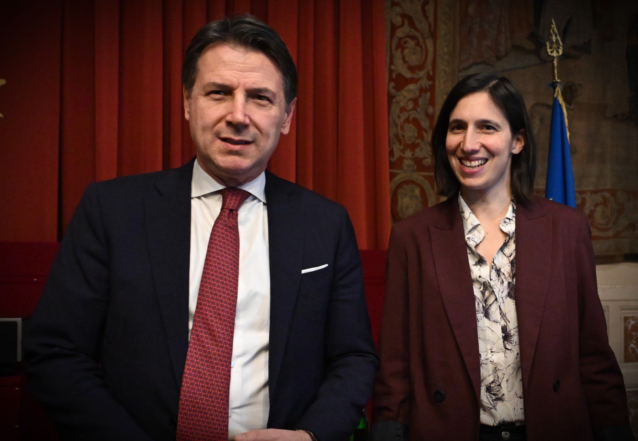 Il Pd fa grandi feste per l’incoronazione di Conte, che si sente il re della coalizione