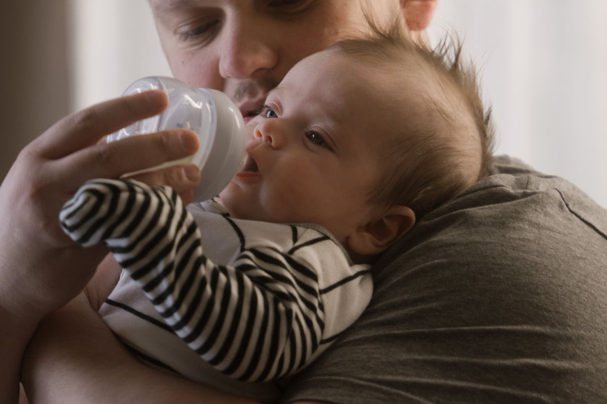 Rifilano ai neonati il latte «trans» usando la scienza da paravento