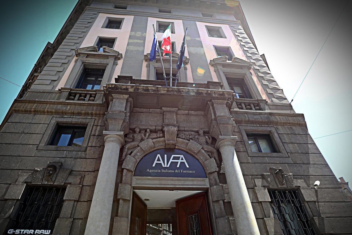 Dieci malori: farmaco bloccato. Ma sui vaccini Aifa non si muove