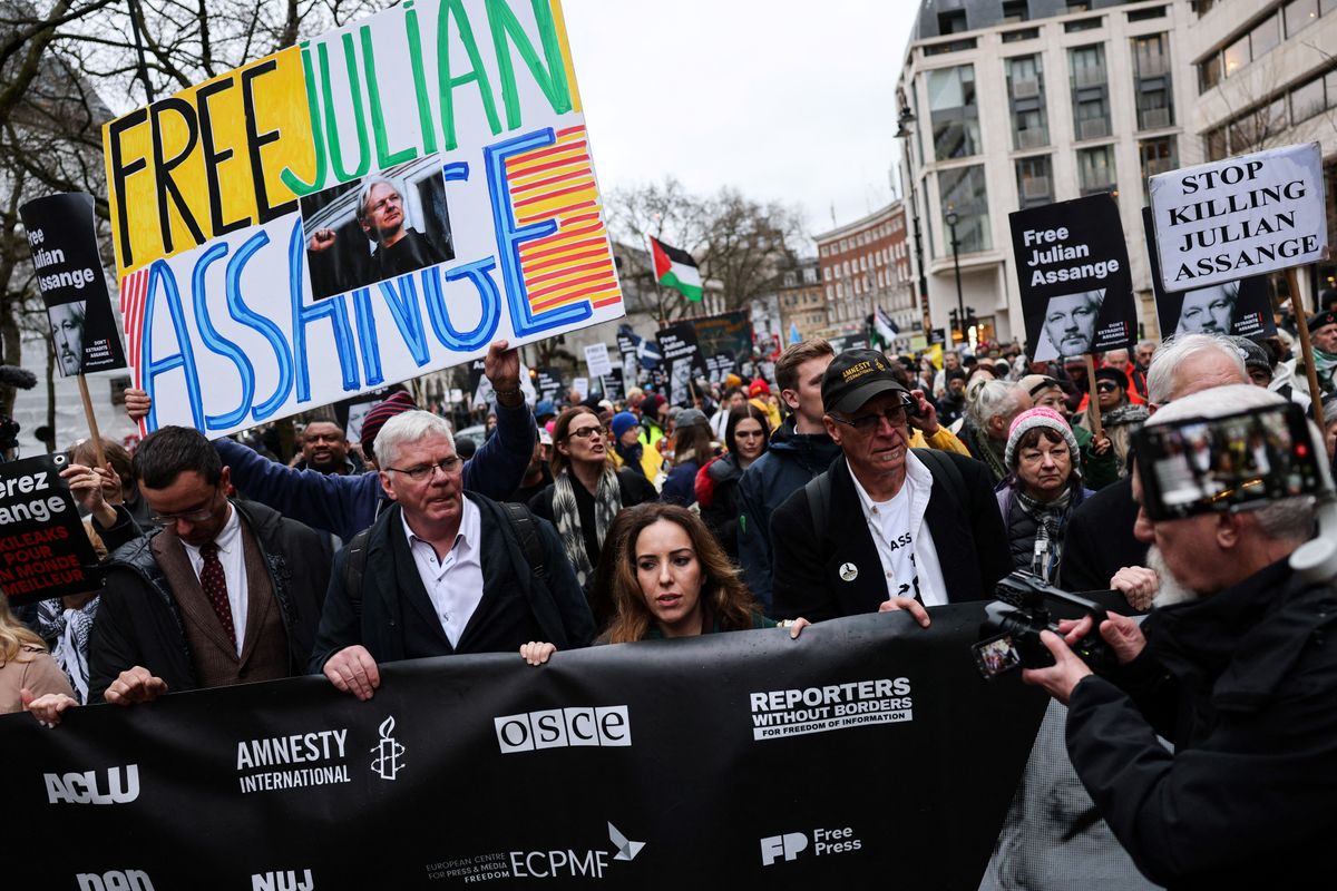 Supporters Rally Behind Assange as UK Court Hears 'Pathetic' US Case
