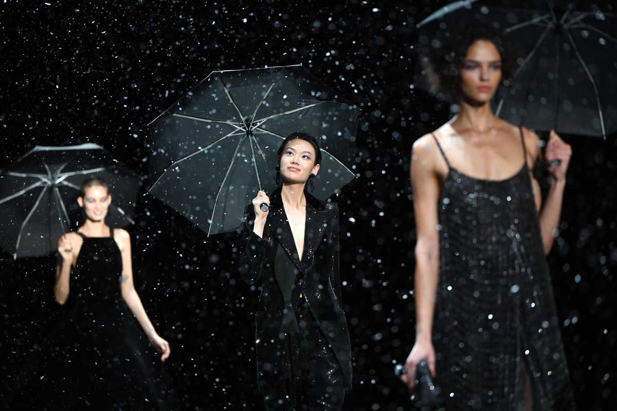 Milano fashion week si riscopre romantica. La donna torna soave