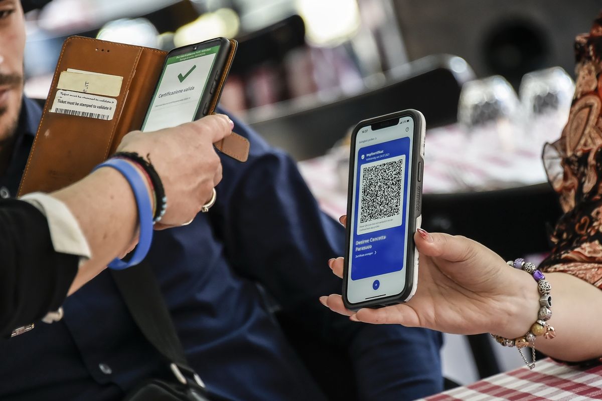 Per finanziare il pass eterno si usano i soldi destinati alle vittime di effetti avversi