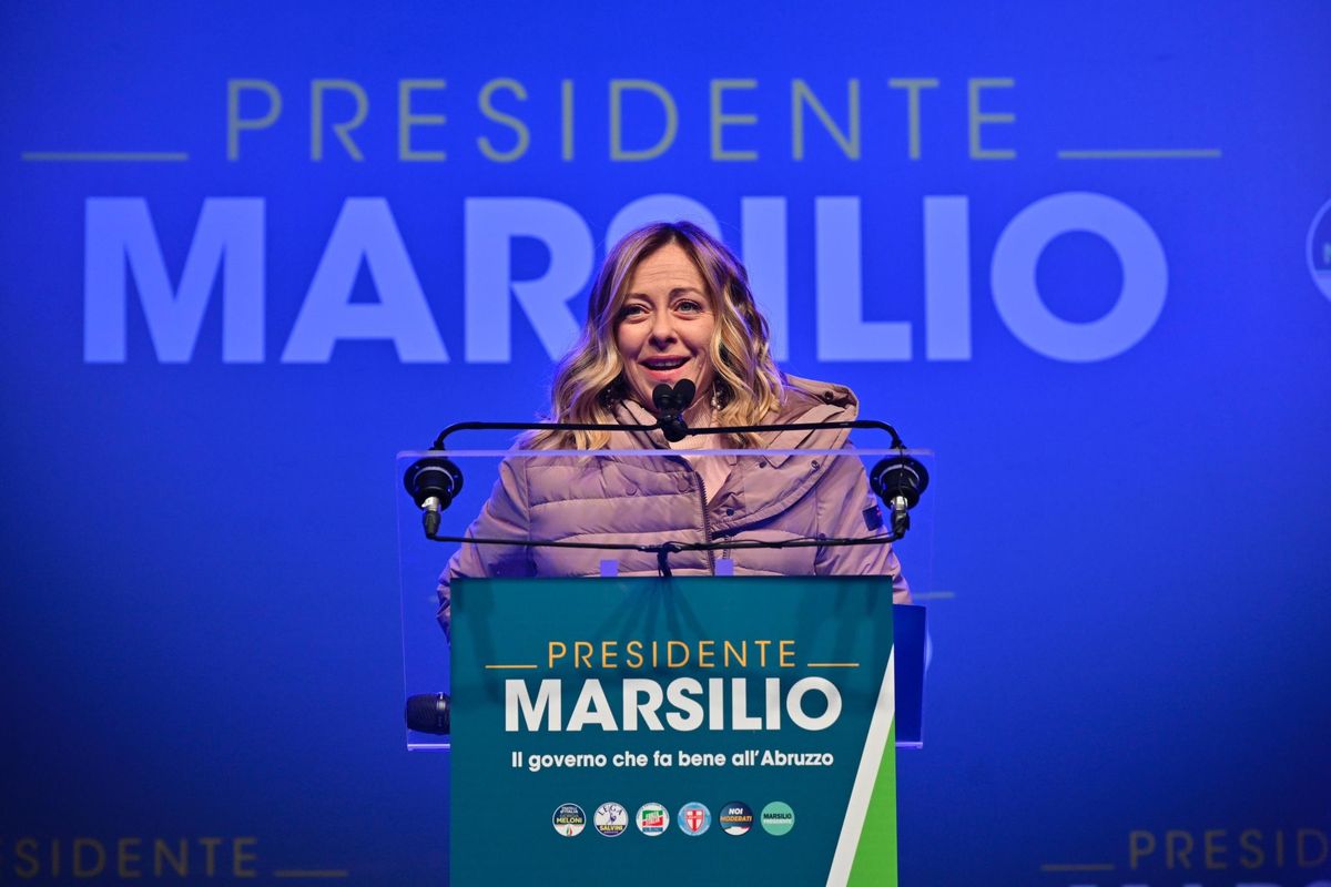 Giorgia alle Europee «con l’elmetto»