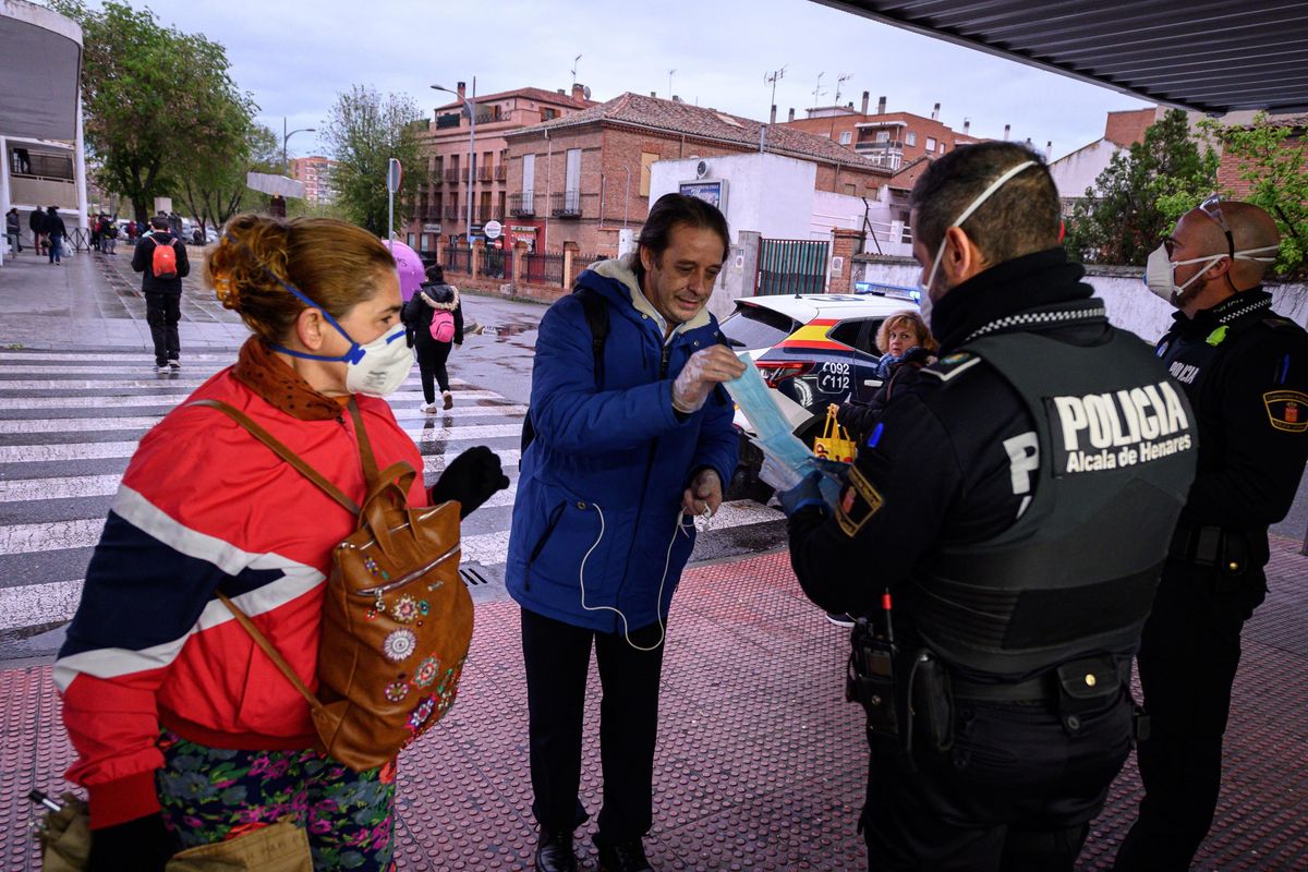 Madrid ammette: «Mascherine imposte in assenza di studi e relazioni tecniche»