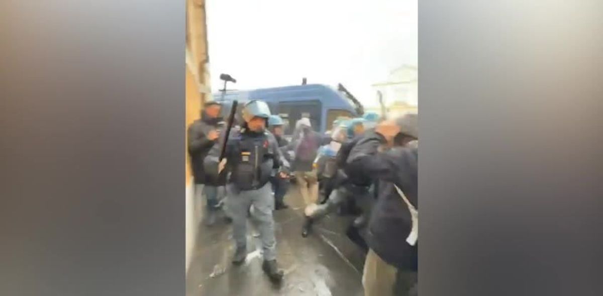 Pisa, ecco il video dell'aggressione ai poliziotti