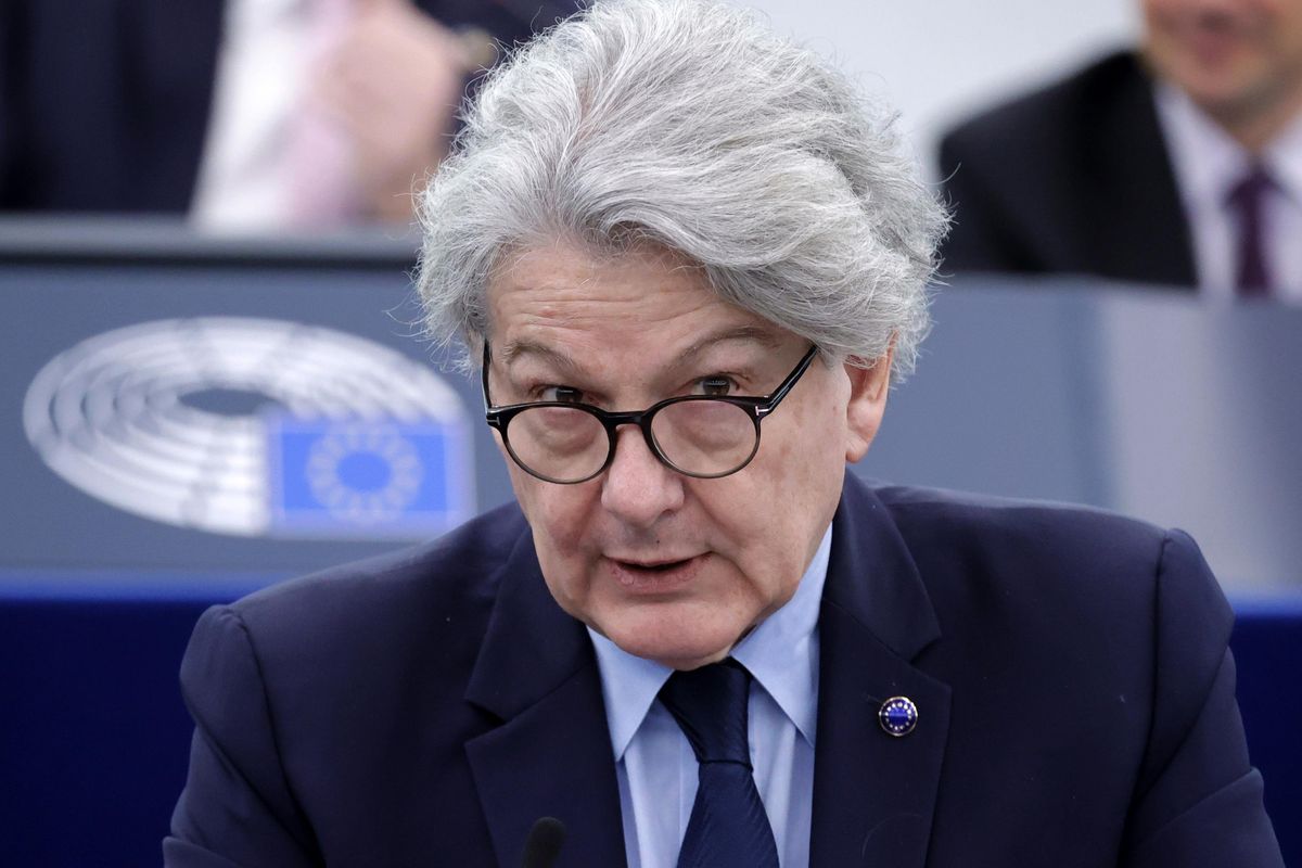 Truppe al fronte e fabbriche di armi. L’Ue con l’elmetto infrange altri tabù
