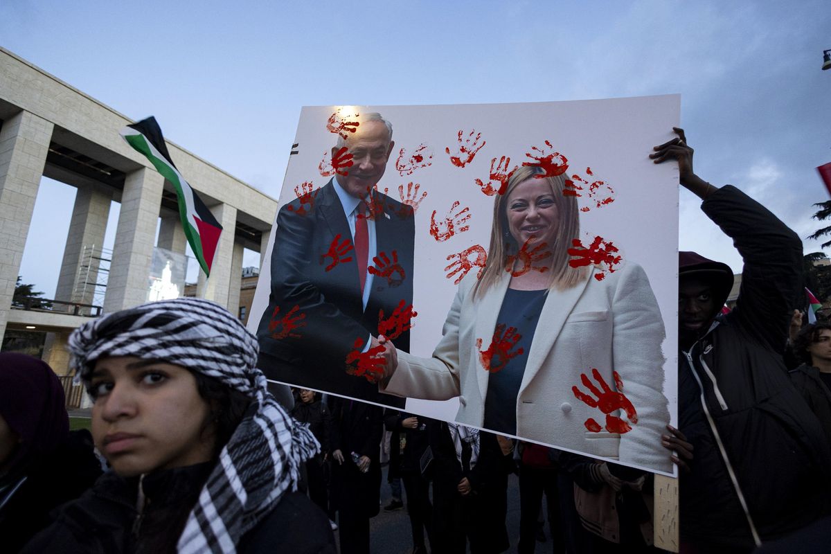 Nei cortei anti Israele spiccano i dem a braccetto con chi predica l’odio
