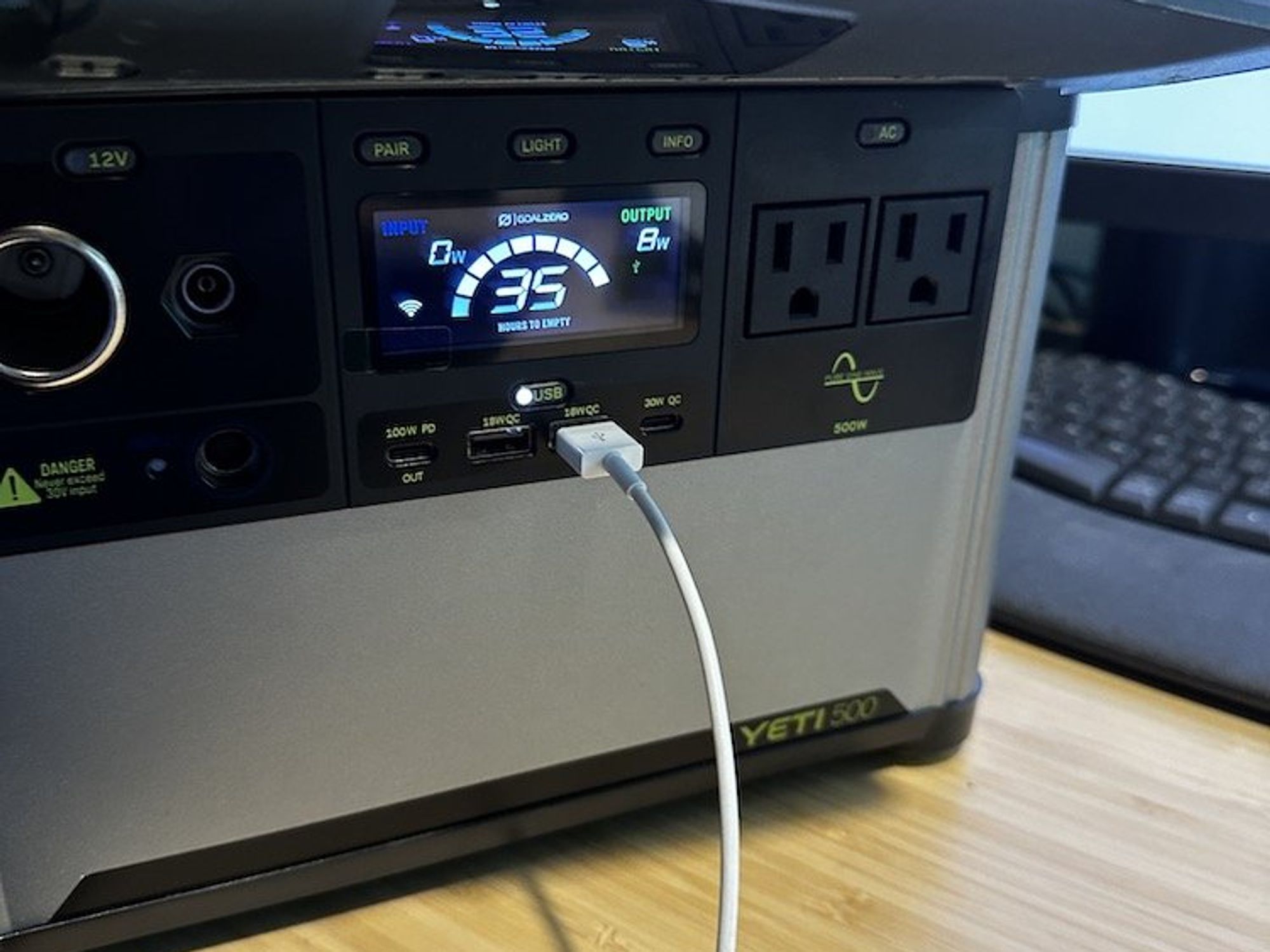 a photo of the Yeti 500 powering a iPhone 14 pro.