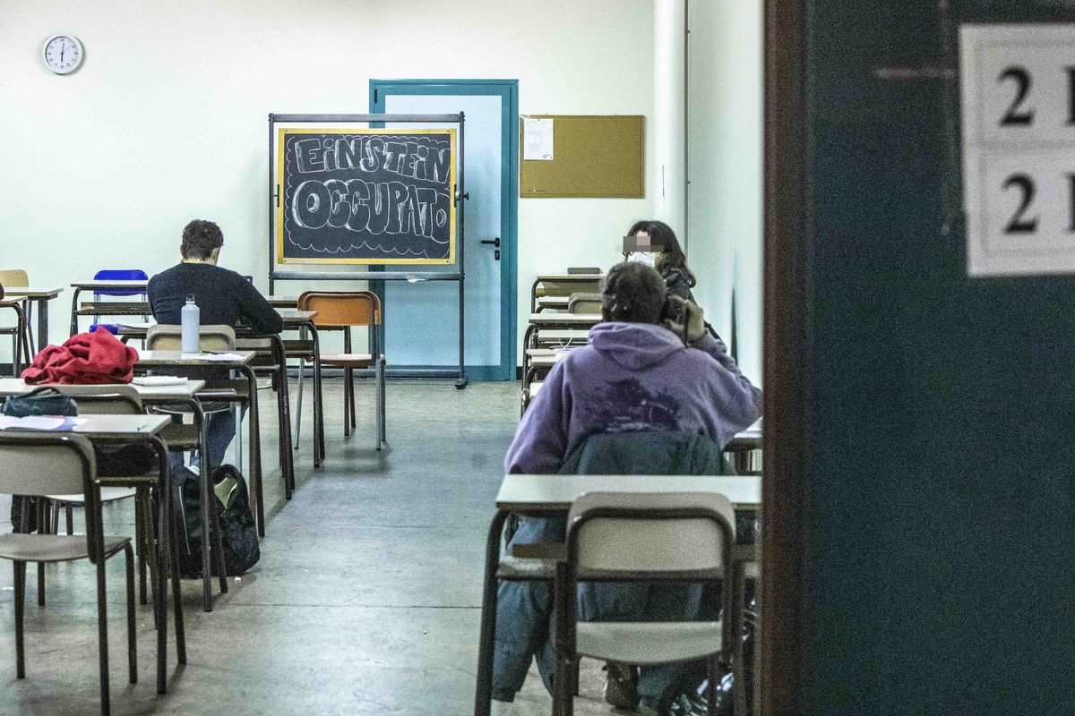 Ennesimo liceo occupato a Milano soltanto per dare contro al governo