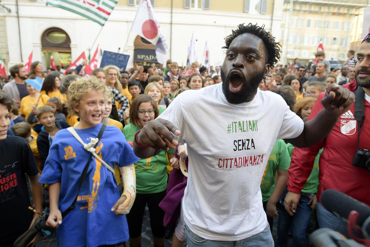 Altro che ius soli, l’Italia ha il record Ue di cittadinanze