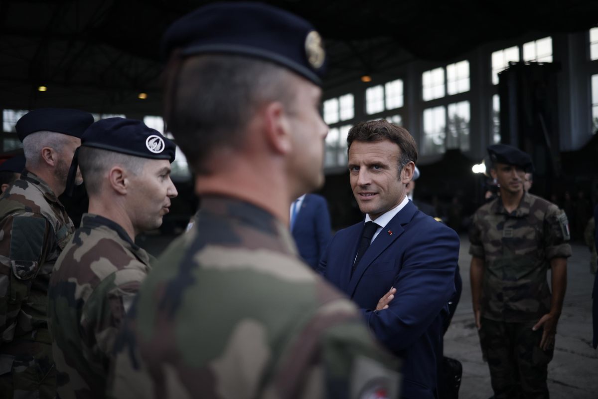 Macron allerta le truppe francesi. Siluro di Mosca: «Pronti a colpirle»