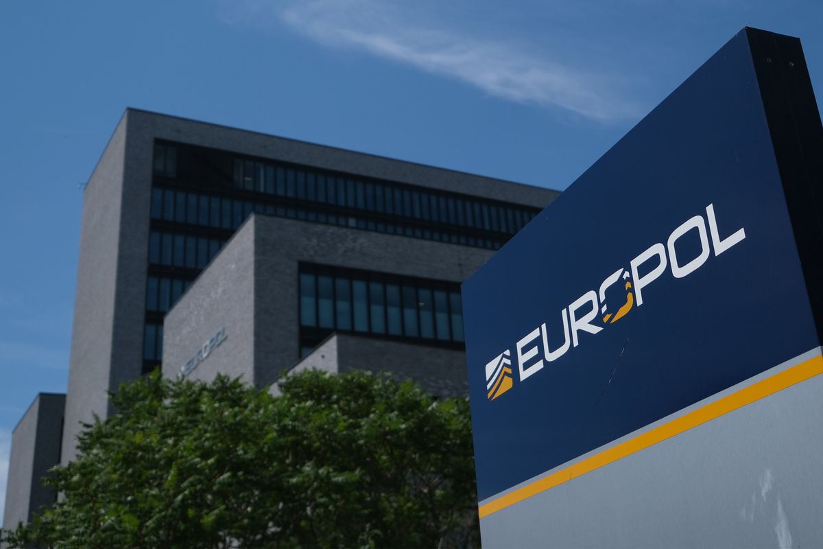 Europol, sgominata centrale documenti falsi per migranti in Grecia