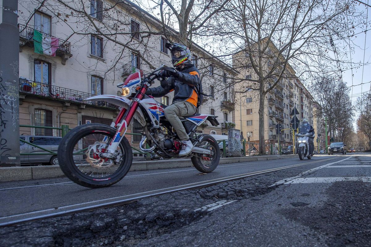 Sala trasforma Milano in un cratere. Soldi dalle multe solo per le ciclabili