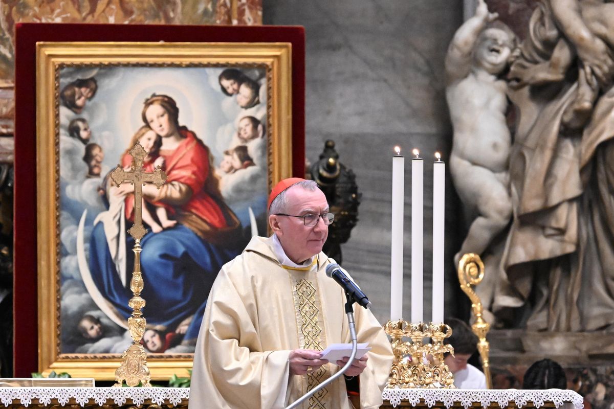 Parolin «corregge» il Papa sulla «bandiera bianca» con lo sguardo al conclave