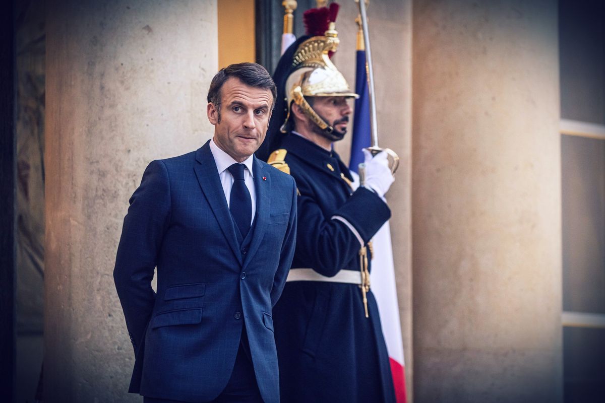 Macron fa campagna contro la vita: ai macroniani d’Italia va tutto bene?