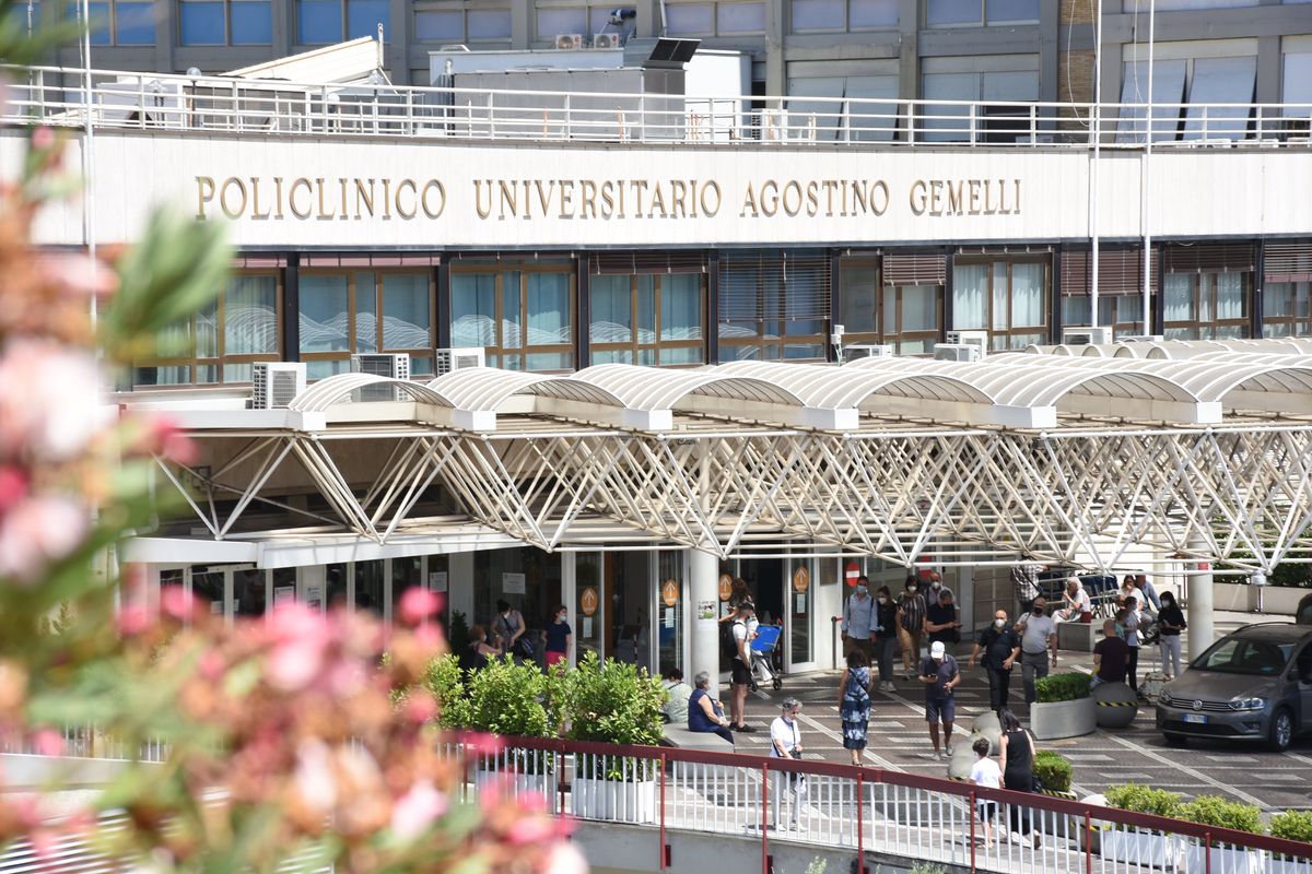 Londra chiude la fabbrica dei bambini trans l’ospedale del Papa la apre