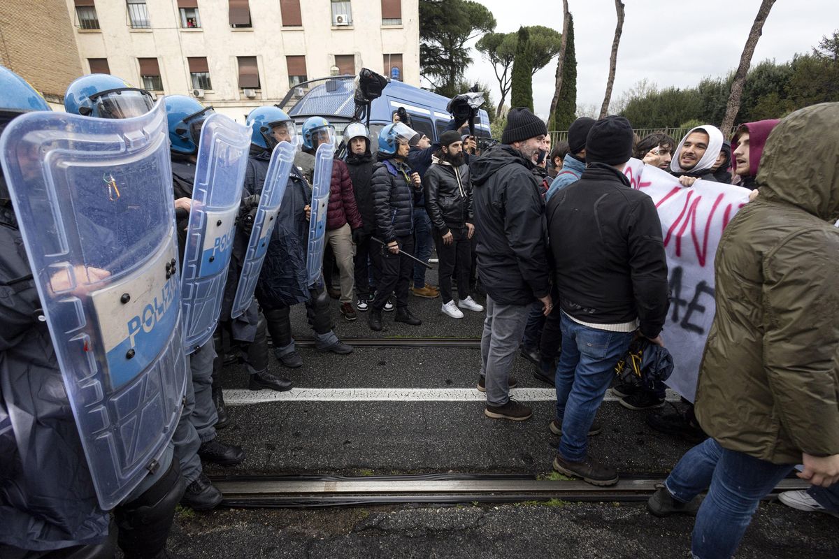 La Sapienza assaltata dai collettivi «rossi»: scontri con la polizia. Caos anche a Genova