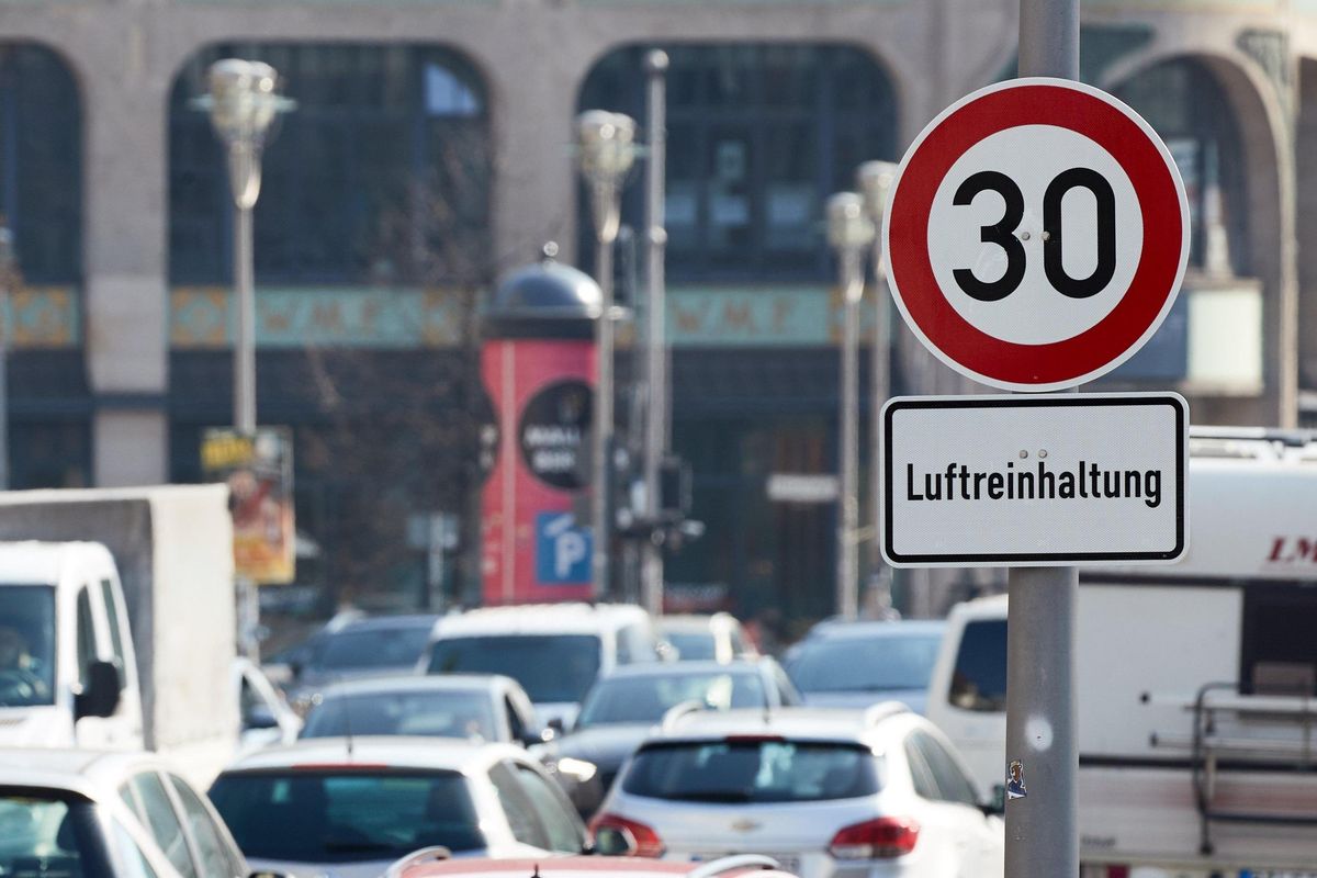 Gli elettori puniscono gli ecologisti. E Berlino toglie il limite dei 30 orari