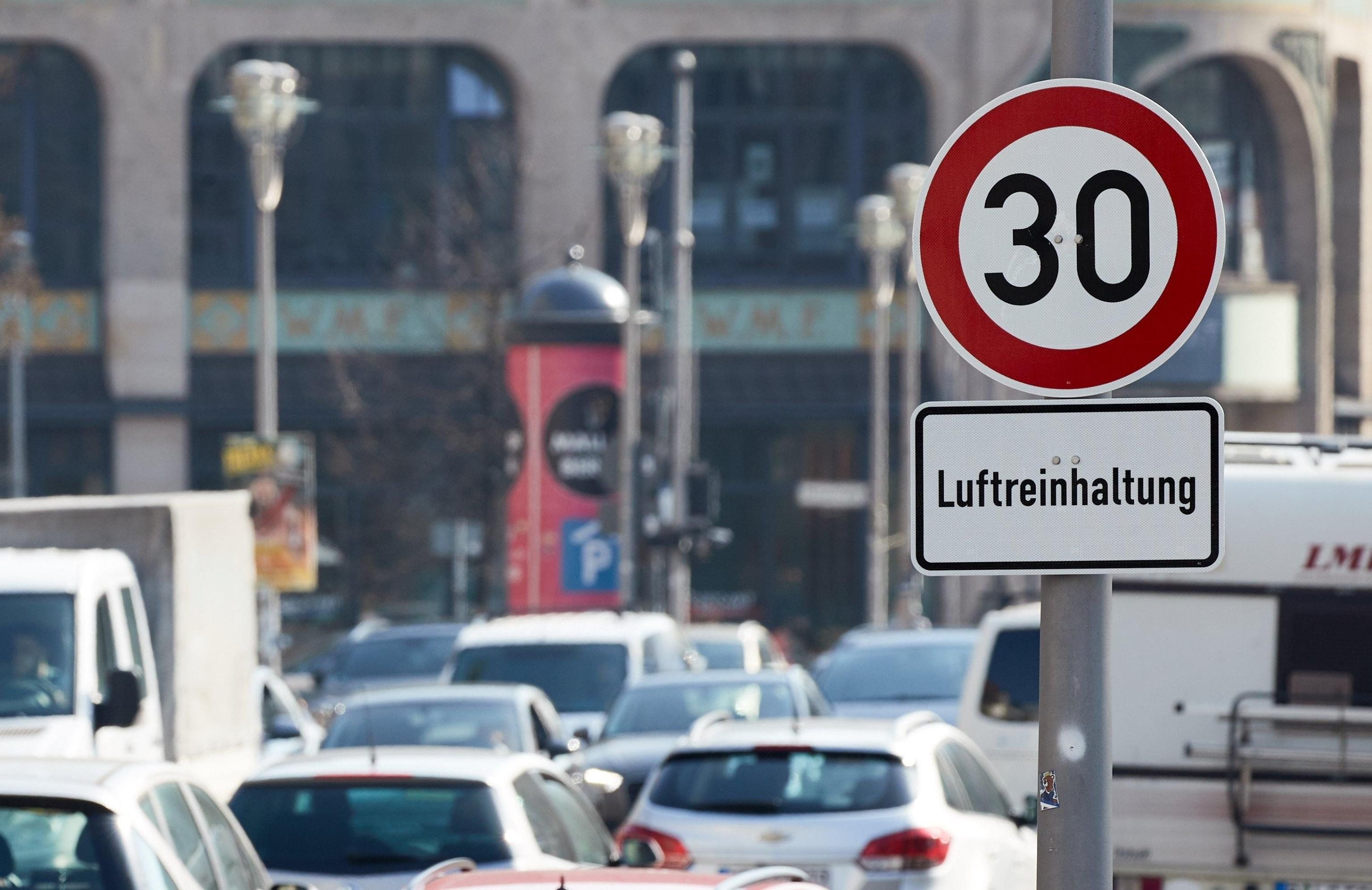 Gli elettori puniscono gli ecologisti. E Berlino toglie il limite dei 30 orari