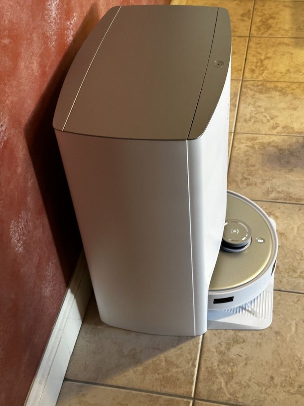 a photo showing the side view of Ecovacs DEETBOT T20 Omni