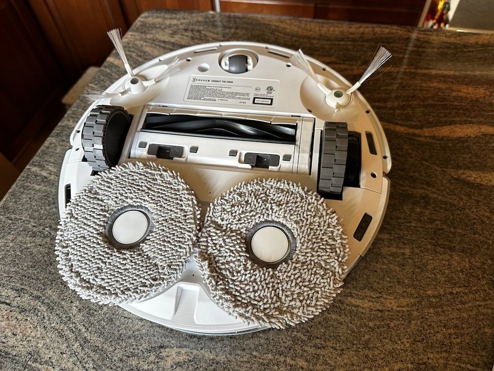 a photo of the bottom of DEEBOT T20 OMNI robot vacuum