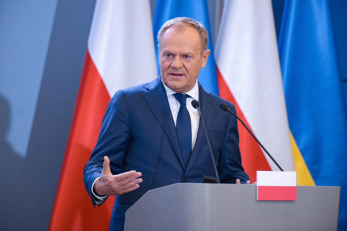 Il liberale Tusk ci fa mettere l’elmetto: «Vicini al conflitto, l’Europa si armi»