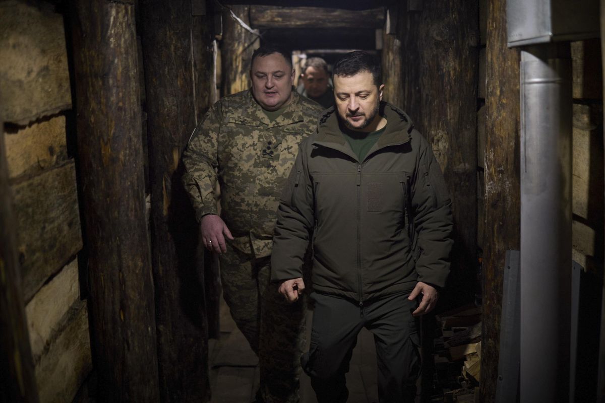 Zelensky licenzia altri fedelissimi. Beffa sulle munizioni: «Non ci sono i soldi»