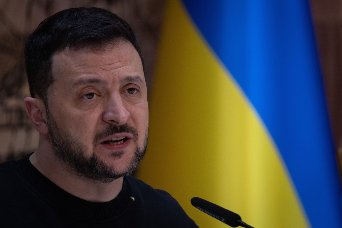Purghe, elezioni, pochi uomini e mezzi. Zelensky leader sempre più in bilico